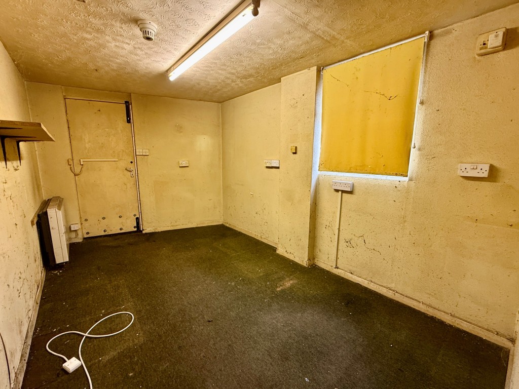 Lot: 30 - MIXED-USE DOUBLE-FRONTED BUILDING - 10 Grange Road - room to rear